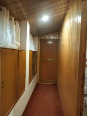 Hazratbal cottage